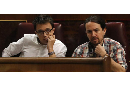 Iñigo Errejón y Pablo Iglesias en sus escaños del Congreso de los Diputados. BALLESTEROS