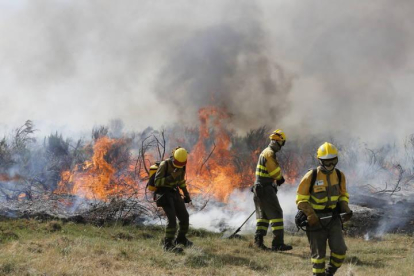 Brigadas luchando contra un incendio en León