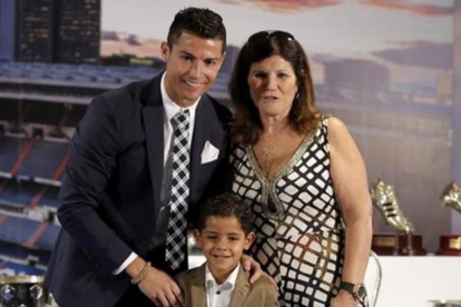 Cristiano, junto a su madre y su hijo, en un reciente acto de homenaje del Madrid