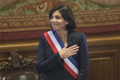 La nueva alcaldesa de París, Anne Hidalgo, luce la banda de la República Francesa tras su elección, en París, este sábado.