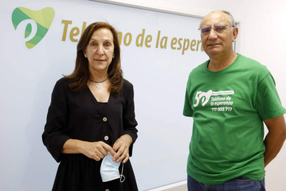 Carmen Sánchez Pérez y Eutiquio de Paz López, voluntarios del Teléfono de la Esperanza desde su apertura en León. MARCIANO PÉREZ