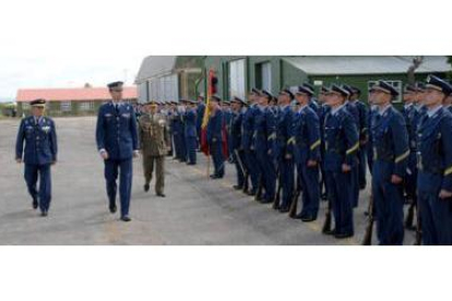 El príncipe pasa revista a la Escuadrilla de Sargentos Alumnos en la Academia Básica del Aire.