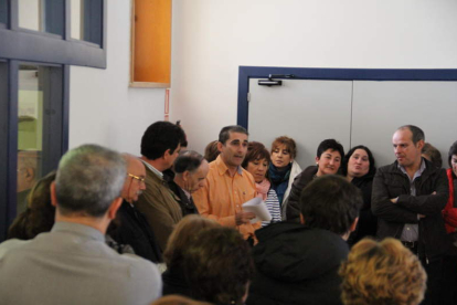 Pedro García durante la reunión que mantuvo con un grupo de usuarios del autobús de Ferral.