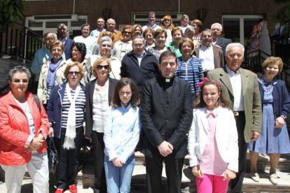 En el centro, el sacerdote José Antonio Prieto, ayer en La Portela con sus feligreses.