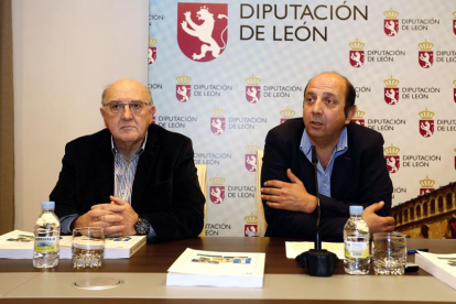 El vicepresidente de la Diputación de León, Francisco Castañón, presenta la Encuesta de Infraestructuras y Equipamiento Local de la provincia. Le acompaña el jefe de servicio, José Antonio Álvarez.