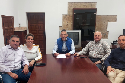 La reunión mantenida por los diputados populares José Alberto García y Esteban González con los representantes de la Federación de la Raza Parda de Montaña. DL.