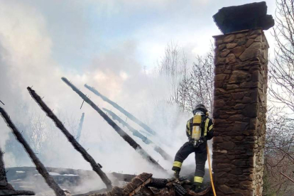 Extinción de un incendio en una palloza de Campo del Agua. DL
