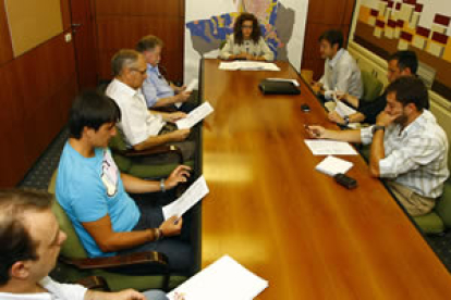 La concejala Natalia Rodríguez Picallo en la reunión con los presidentes de los clubs deportivos.