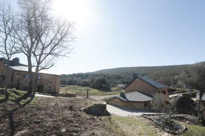 Este pueblo recuperado del municipio de Carracedelo ya funciona como complejo de ecoturismo rural sostenible. L. DE LA MATA