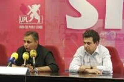 Joaquín Otero y Luis Herrero, durante la rueda de prensa sobre los cementerios nucleares