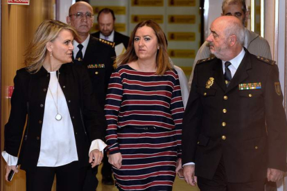 Virginia Barcones, con la delegada de la Agencia Tributaria, Georgiana de la Lastra y el jefe superior de Policía, Jorge Zurita. NACHO GALLEGO