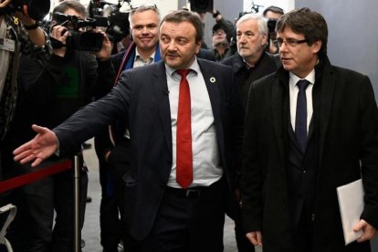 Carles Puigdemont y el diputado danés Magni Arge, llegando a la reunión del Parlamento de Dinamarca.