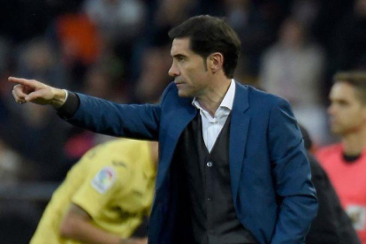 Marcelino da isntrucciones durante el Valencia-Villarreal.