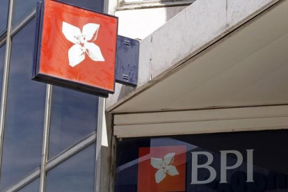 Emblema del banco portugués BPI en una oficina de Lisboa.