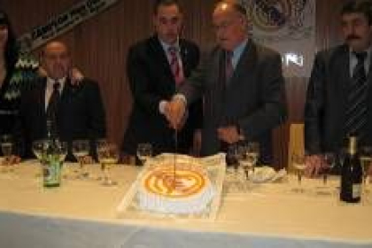 Joaquín Díez (i) y Antonio Ruiz cortan la tarta de la celebración del quinto aniversario