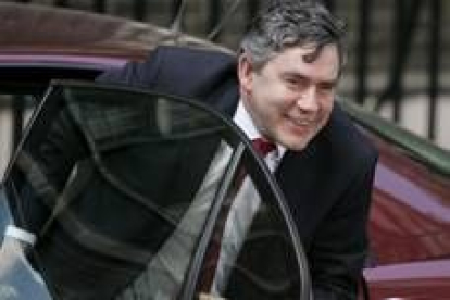 Gordon Brown, aliado y a la vez el gran rival de Blair en su partido, llega al 10 de Downing Street
