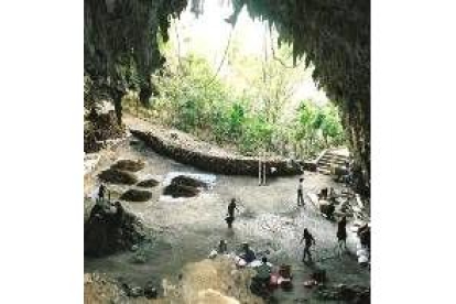 Imagen de la cueva de la isla Flores donde fueron hallados los restos del «homo floresiensis»