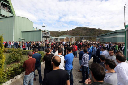 Trabajadores de la Vasco a la entrada del tajo durante un homenaje a los seis mineros muertos