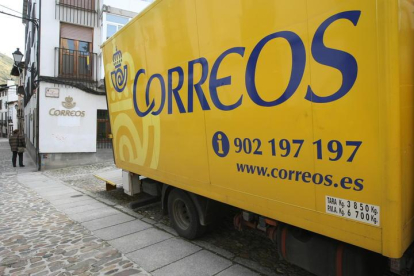 Camión de Correos junto a una oficina.