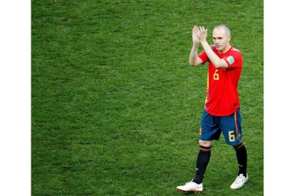 El centrocampista Andrés Iniesta abaonda el campo tras el partido España-Rusia