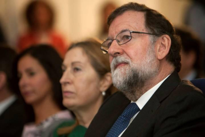 Mariano Rajoy junto a la presidenta del Congreso, Ana Pastor.
