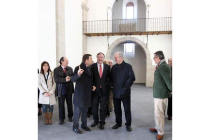 El consejero Silván, entre el alcalde y el rector de la basílica, en el interior de San Andrés.