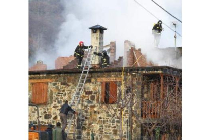 Los bomberos en plena extinción, auxiliados por los vecinos de Pereda de Ancares.