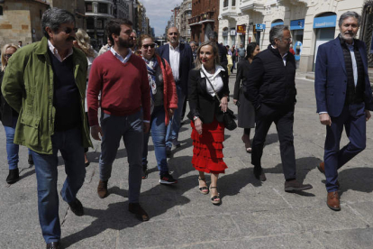Gallardo, junto al resto de la comitiva de Vox en su paseo por León. FERNANDO OTERO