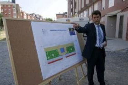 El alcalde, Carlos López Riesco, presentó ayer el proyecto de urbanización sobre el terreno