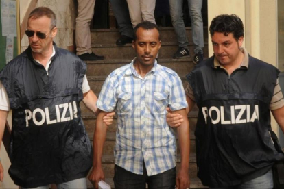 Uno de los supuestos traficantes de personas detenido por la policía italiana.