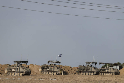 Tanques israelíes asentados en la franja de Gaza. MANUEL BRUQUE