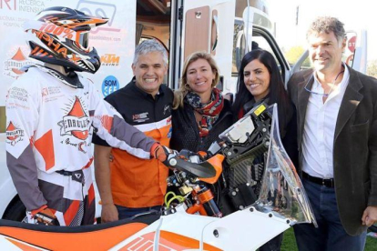 Nando Jubany, Àngela Juvé, Anna Orte y Xavier Beltrán, junto a la equipación de la KTM 450, en la presentación de la aventura del cocinero de Osona.