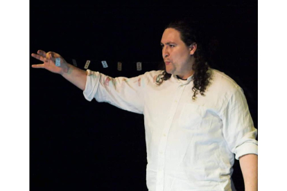 El mago, intérprete y conferenciante Miguel Ángel Gea durante una de sus actuaciones.