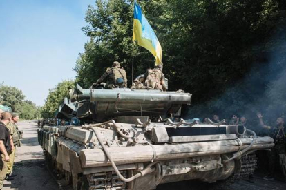 Soldados ucranianos en un vehículo blindado cerca de Ilovaysk, este domingo.