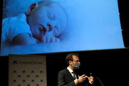 El director general de BCNatal, Eduard Gratacós, en la presentación del proyecto de placenta artificial. TONI ALBIR