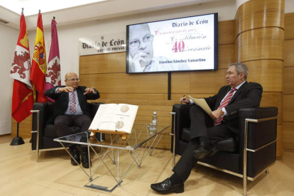 El subdelegado del Gobierno, Faustino Sánchez,  con el director de Diario de León, Joaquín S. Torné, en las charlas sobre la Constitución.