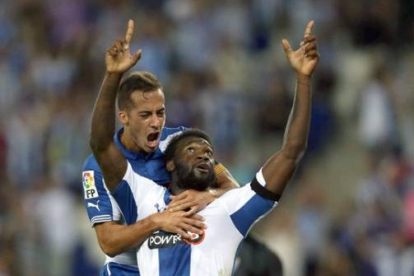Lucas se abraza a Caicedo, en un partido ante el Málaga.