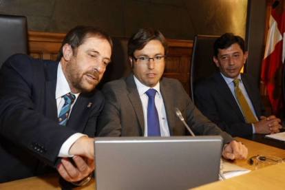 El presidente de la Diputación, Emilio Orejas. Junto a él, el vicepresidente, Lupicinio Rodrigo y el portavoz popular, Jaime González.