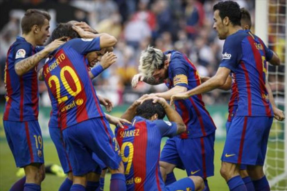 Los jugadores del Barça se cubren tras el botellazo a Neymar.