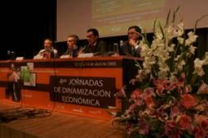 Francisco Saurina, segundo por la derecha, durante la inauguración
