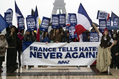 Activistas de la oenegé estadounidense Avaaz muestran una pancarta de alegría por la victoria de Macron, en París, el 8 de mayo.