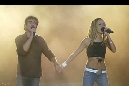 Tena y Beth, que representó a España en el festival de Eurovisión, unieron sus manos para cantar frente a un público entregado.