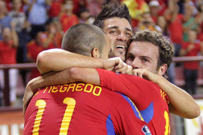 Álvaro Negredo, David Villa y Juan Mata celebran un gol ante Liechtenstein.