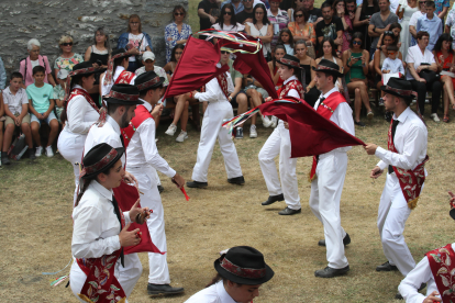 Danzantes blancos de Peranzanes, ante el Santuario de Trascastro. ANA F. BARREDO