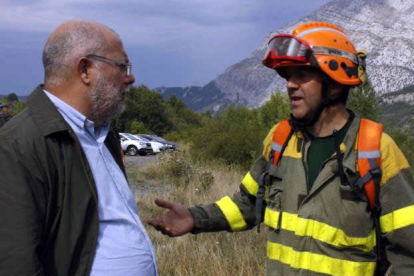 Francisco Igea con el alcalde de Riaño, Fernando Moreno. CAMPOS