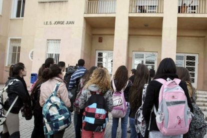 Un grupo de alumnos del IES Jorge Juan de Alicante protestan tras el corte de luz.