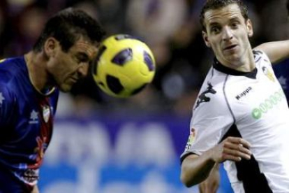 Soldado pugna por el balón con el defensa del Levante Sergio Ballesteros.