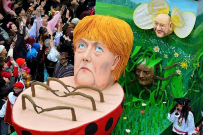 Una carroza que representa a Merkel y a Schulz, en el carnaval de Colonia.