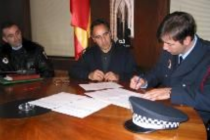 El nuevo oficial de la Policía Local, Ismael González, junto al alcalde y al jefe del cuerpo