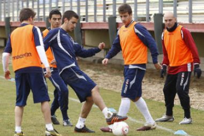 Los jugadores de la Cultural ya preparan el decisivo partido del domingo frente al Mirandés.